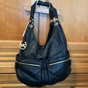 MICHAEL KORS LAYTON Black Pebble Leather Shoulder Bag